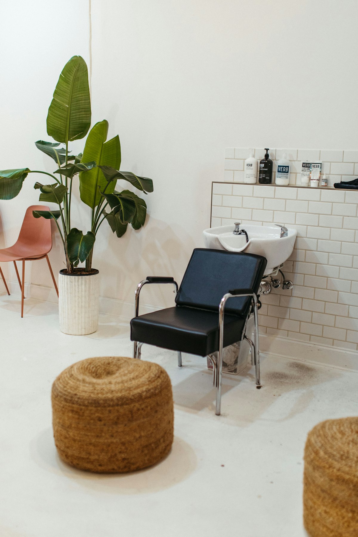 Sala de atendimento clara, com poltrona, bancada e planta