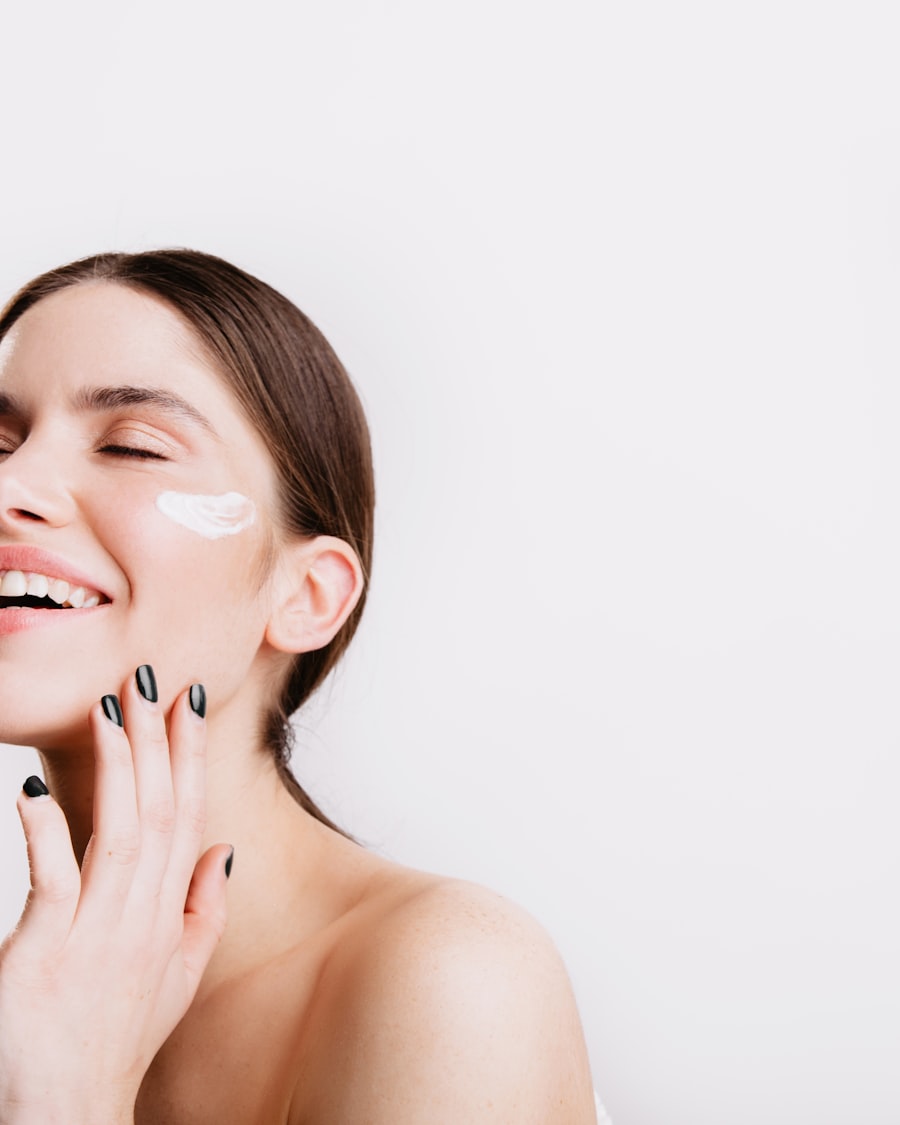Profissional de estética em pé no espaço de atendimento